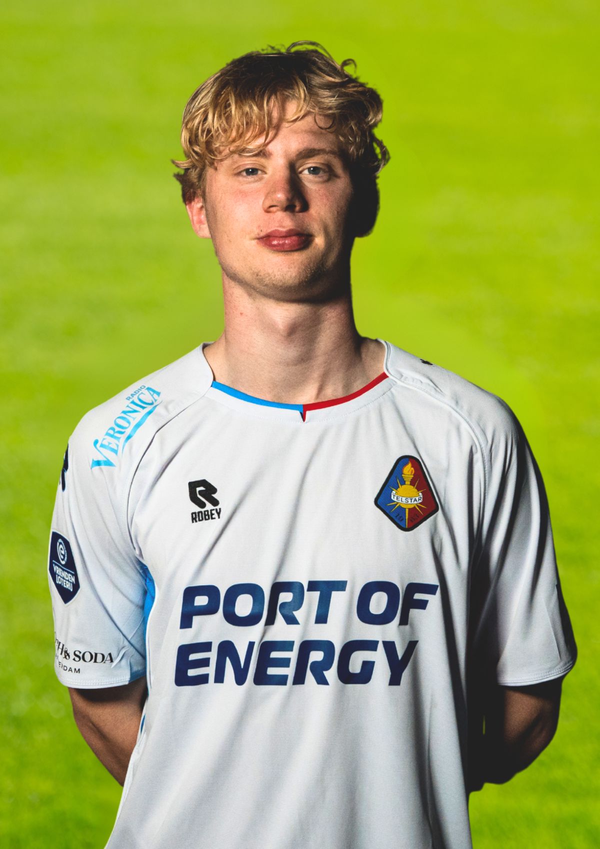 Cedric Hatenboer middenvelder SC Telstar rugnummer 23 in wit uitshirt met Port of Energy sponsor